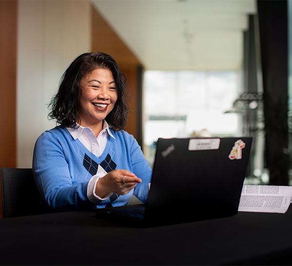 أستاذ وطالب ينظران إلى شاشة كمبيوتر في مختبر